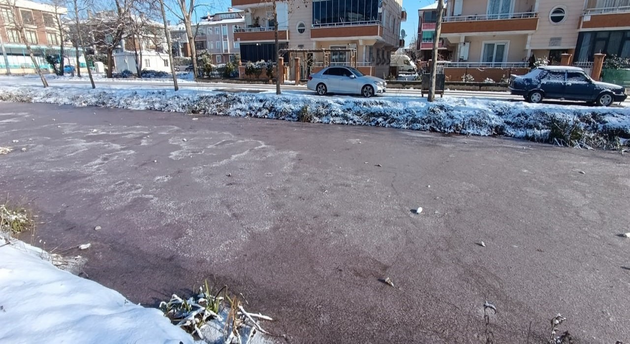 Karasuda göl ve ilçe merkezinden geçen kanal dondu