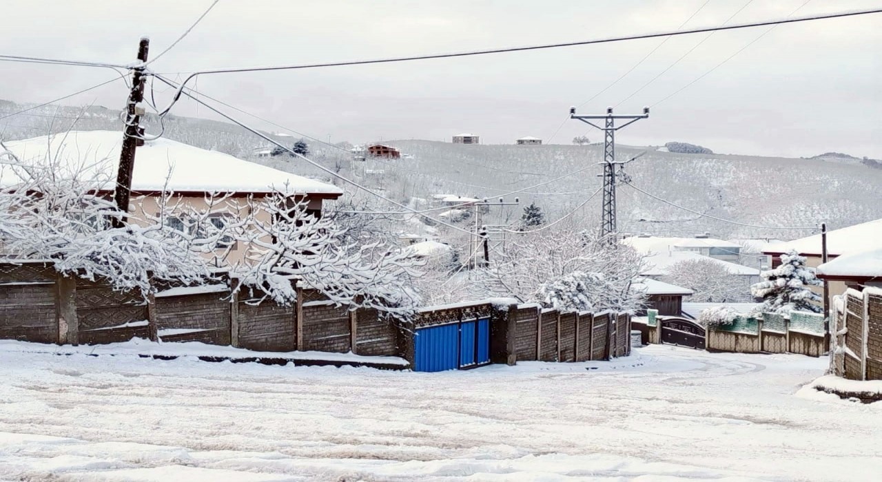 Karasunun yüksek mahallelerinde kar kalınlığı 10 santimi geçti