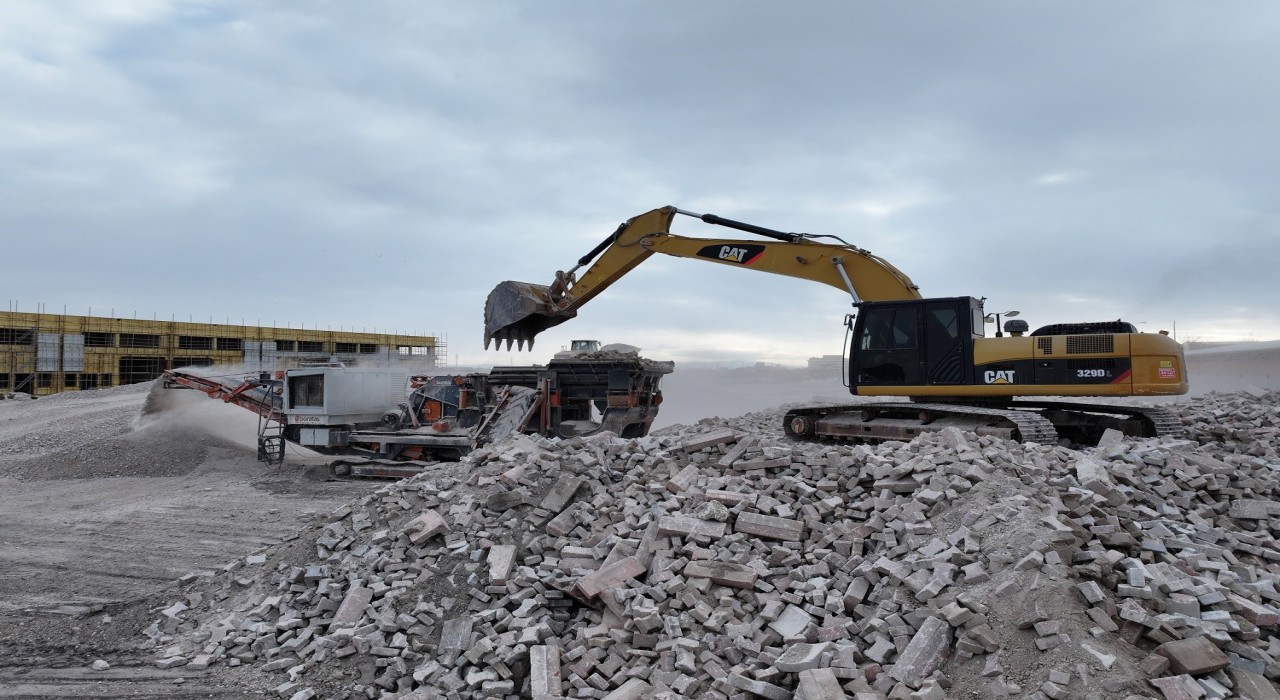 Karatayda parke, bordür taşları ve beton atıkları geri dönüştürülüyor