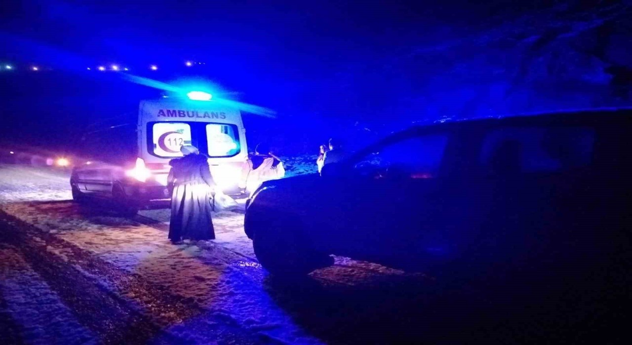 Karda mahsur kalan hasta ve düğün konvoyundakiler kurtarıldı