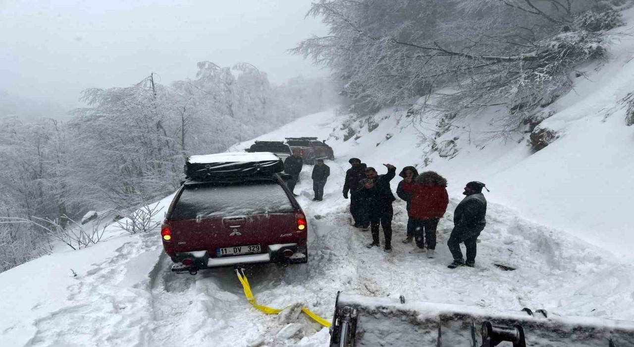 Karda mahsur kalanlar kurtarıldı