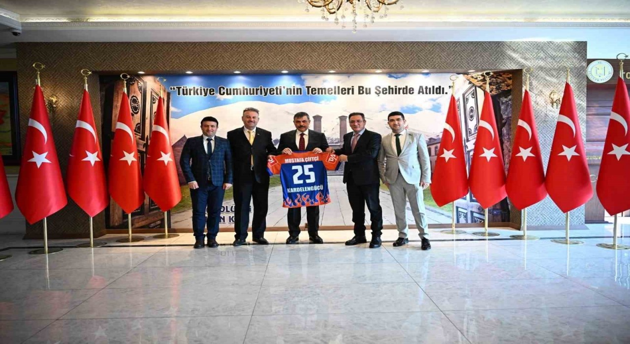 Kardelengücünden Vali Çiftçiye özel forma