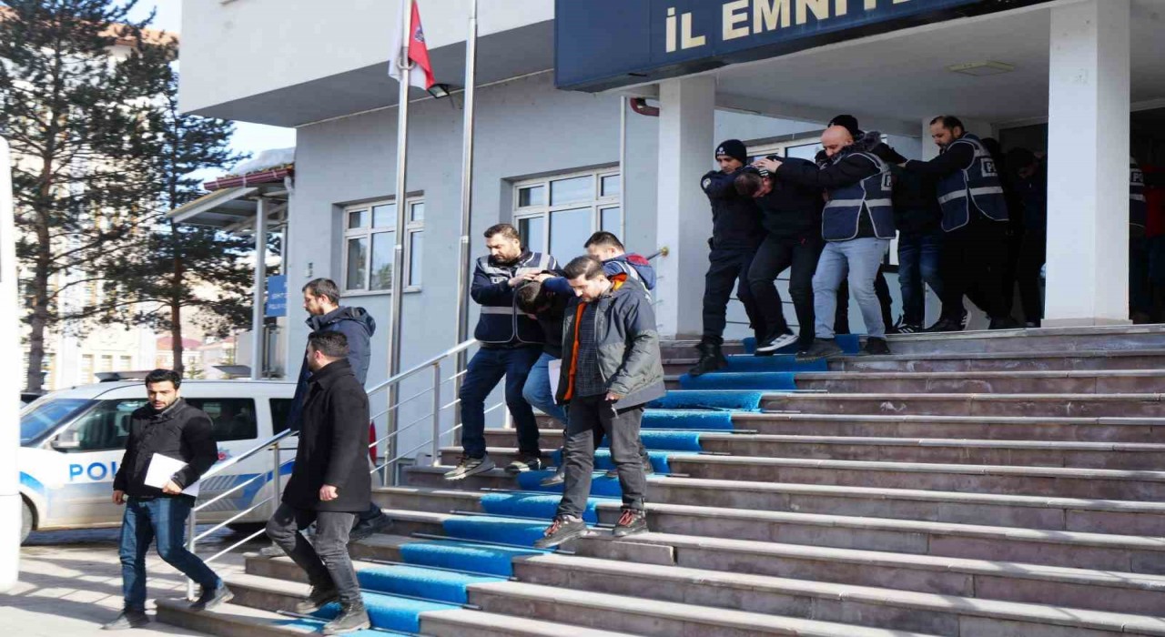 Karı koca ve bacanağın kurduğu dolandırıcı çetesini Bayburt polisi 40 günde çökertti