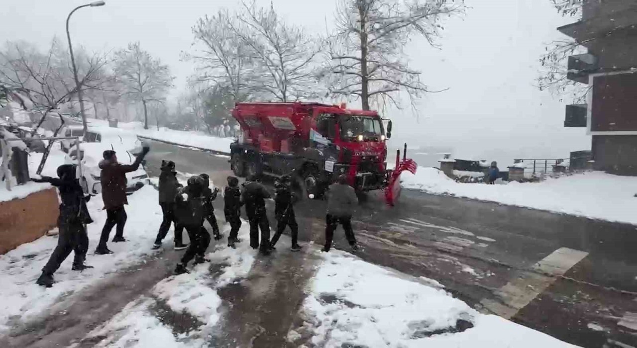 Karın temizlenmesini istemeyen çocuklar kar küreme aracını kar topu ile püskürttü