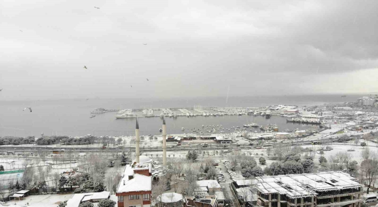 Karla beyaza bürünen Pendik havadan görüntülendi