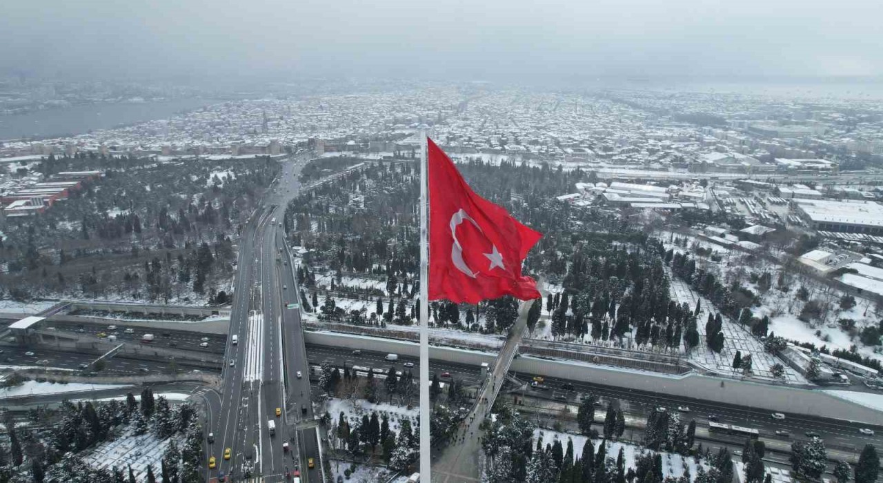 Karla bütünleşen Edirnekapı Şehitliğindeki dev Türk bayrağı havadan görüntülendi