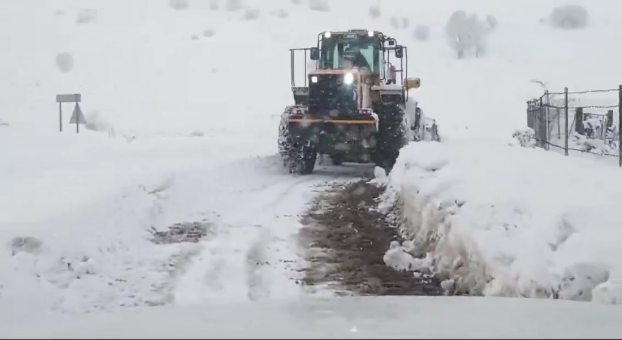 Karla kapanan köy yolunu açan iş makinesi öğrencileri evlerine kavuşturdu