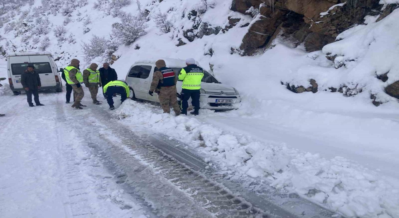 Karlı yolda mahsur kalan vatandaşların imdadına Mehmetçik yetişti