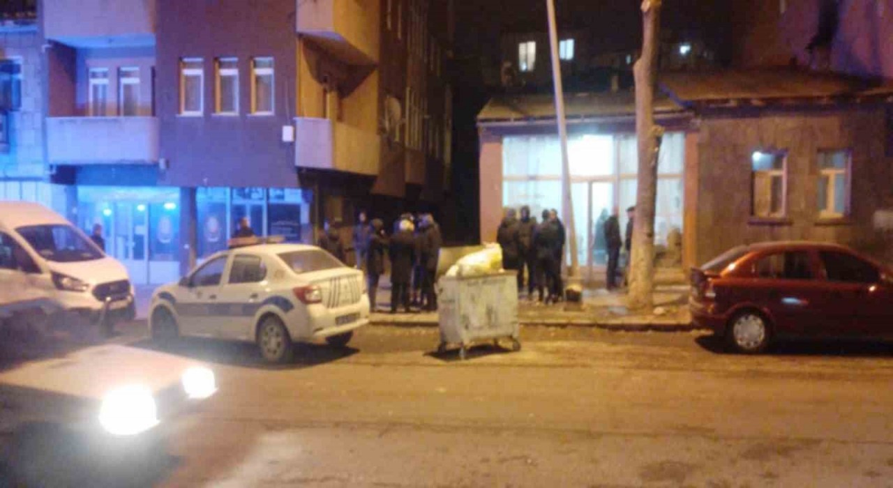 Karsta 54 yaşındaki şahıs evinde ölü bulundu