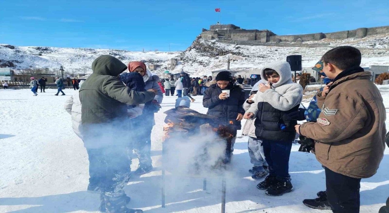 Karsta çocuklar kar şenliğinde gönüllerince eğlendi