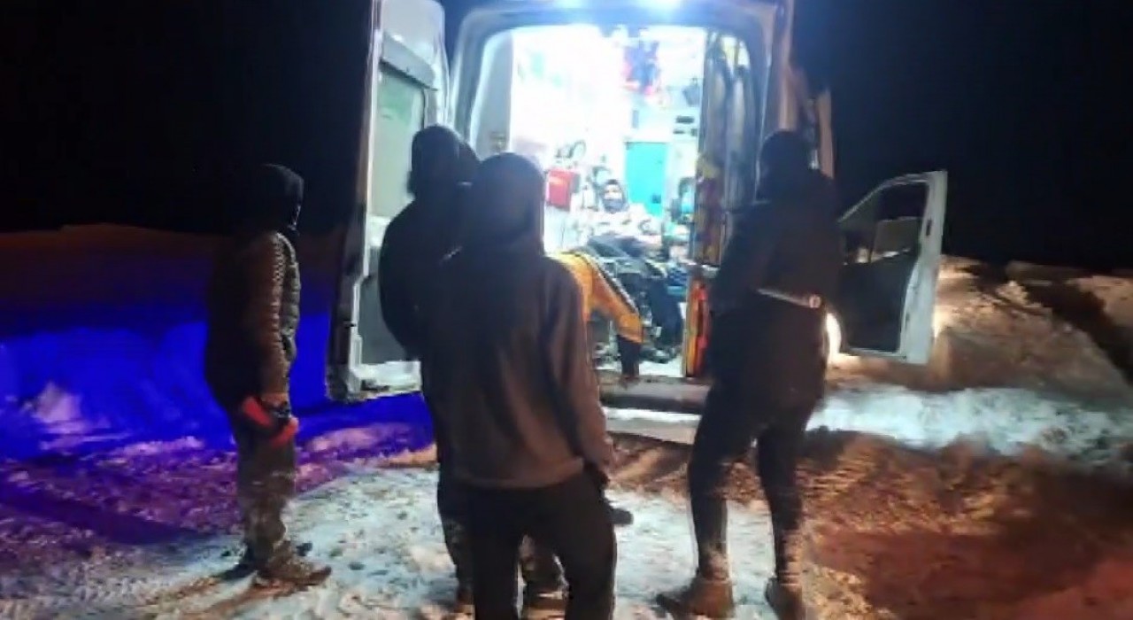 Karsta ekipler 1 metre karı aşarak hastayı hastaneye ulaştırdı