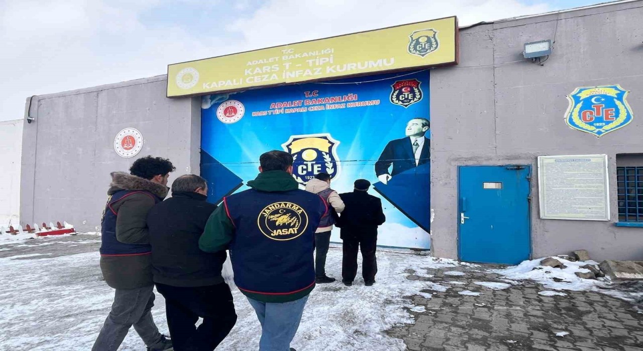 Karsta haklarında hapis cezası olan 2 kişi yakalandı