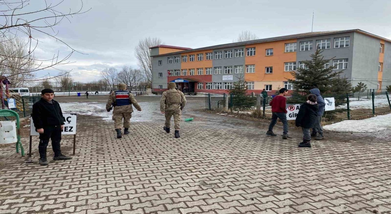 Karsta jandarmadan Huzurlu Okul Önleri ve Huzurlu Sokaklar uygulaması
