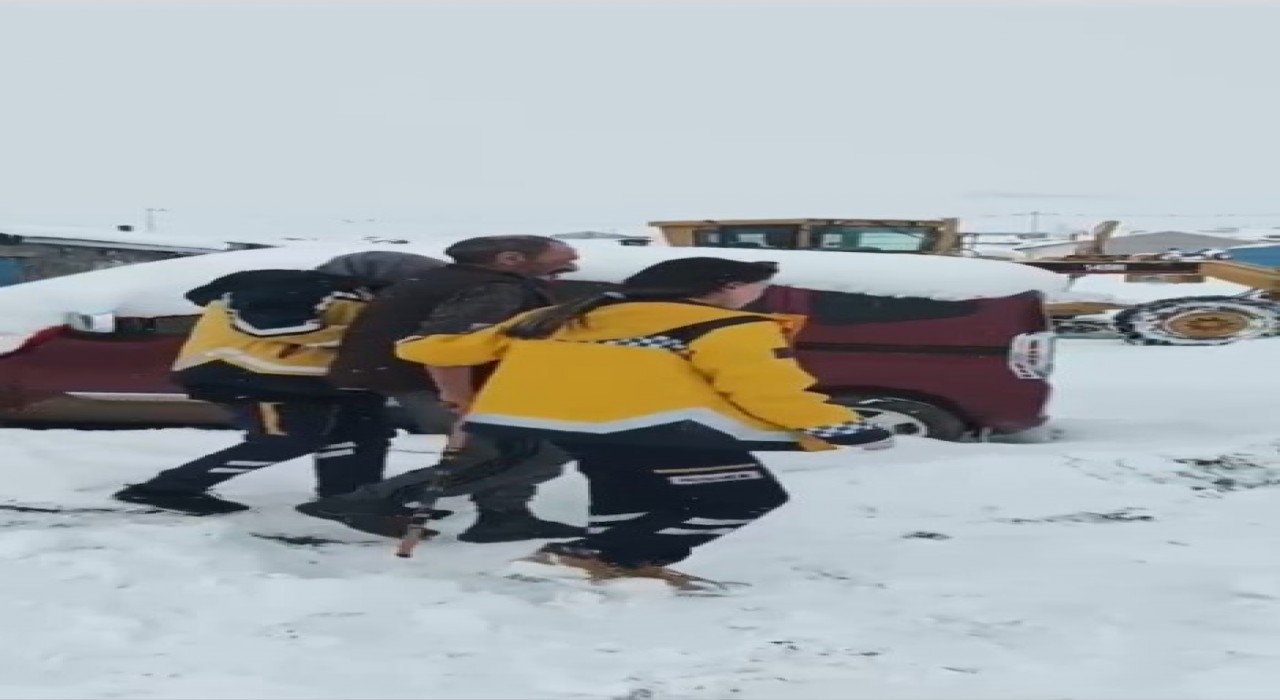 Karsta köyde mahsur kalan hasta hastaneye ulaştırıldı