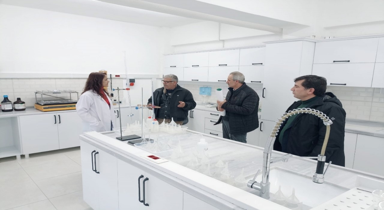Karsta muhtarlara toprak analizi bilgilendirmesi yapıldı
