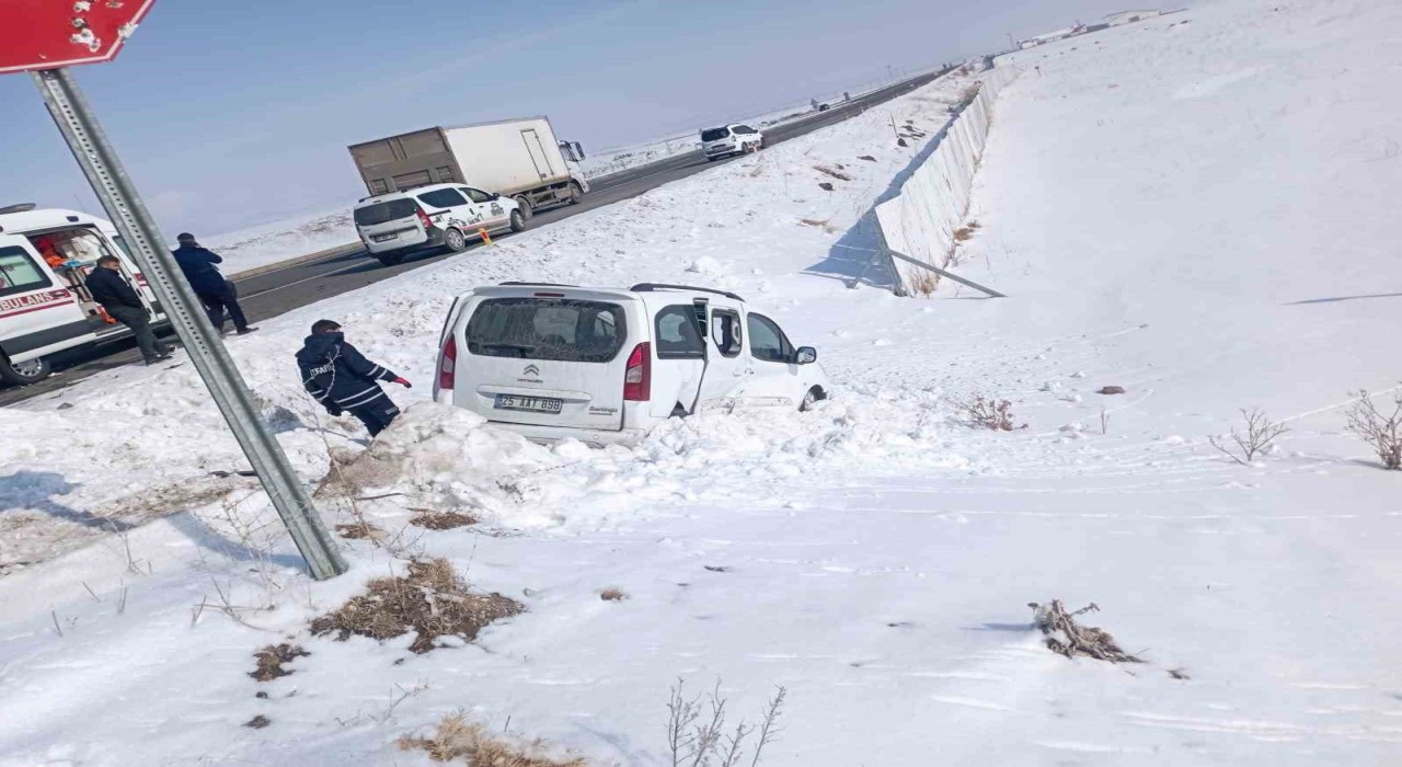 Karsta otomobil ile ticari araç çarpıştı: 9 yaralı