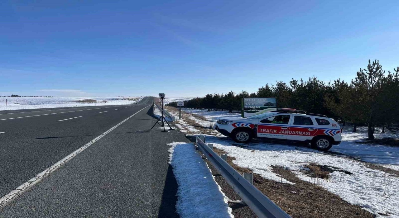 Karsta radarla hız demetimi 3 araç trafikten men edildi