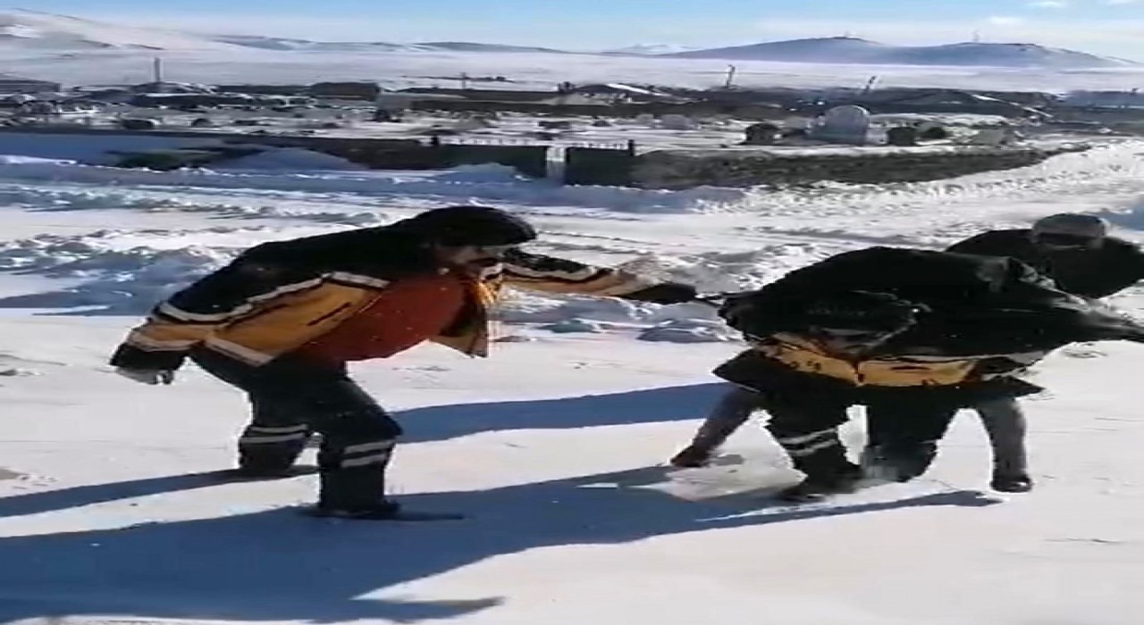 Karsta sağlık çalışanı yaşlı kadını sırtında ambulansa taşıdı