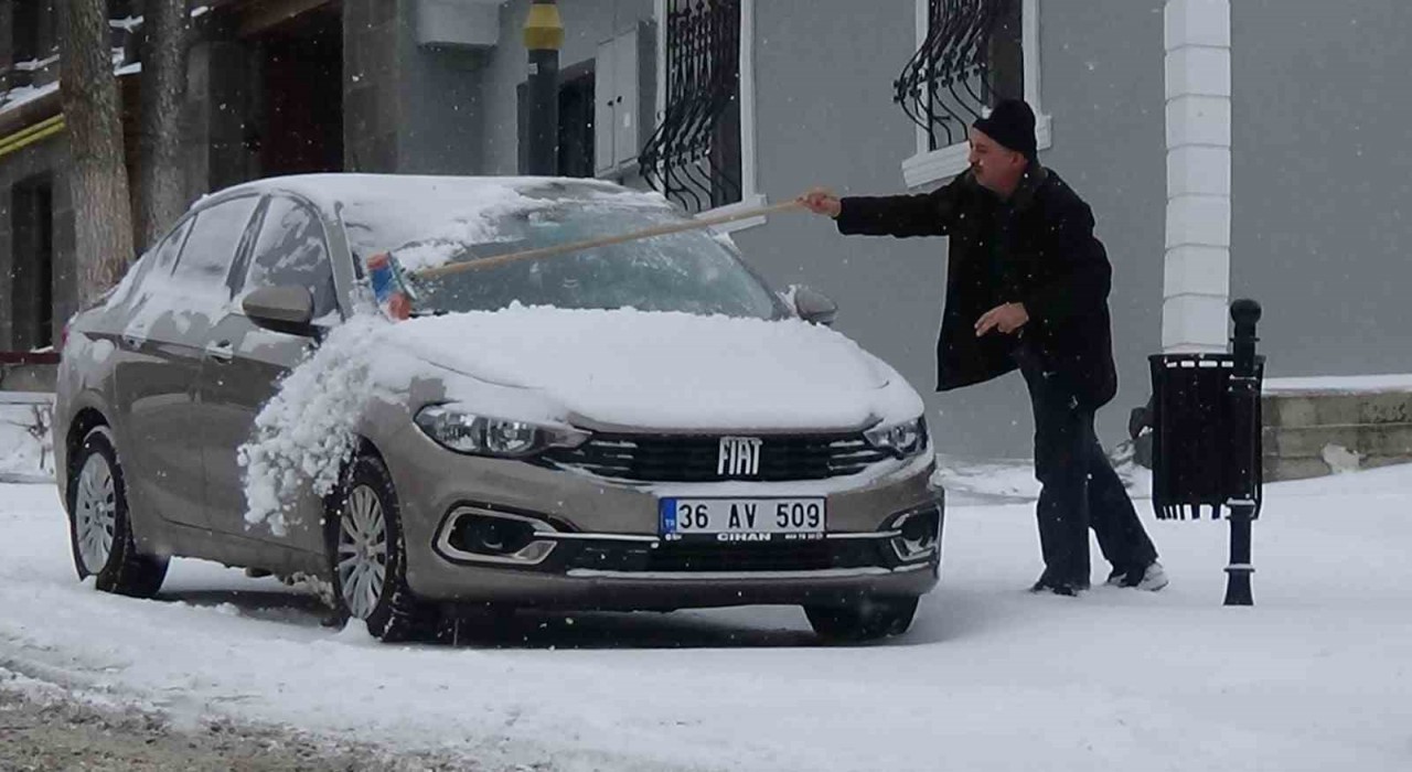 Karsta vatandaşların kar mesaisi başladı