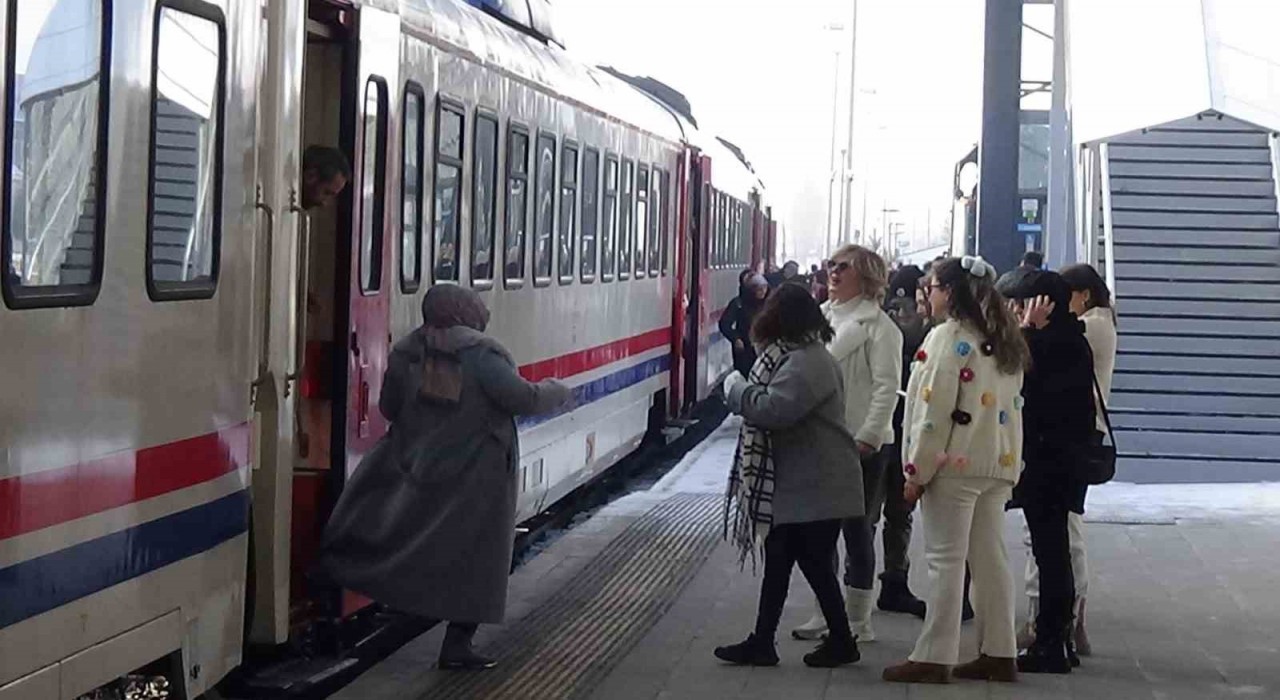 Karstan Erzuruma dolu dolu tren yolculuğu