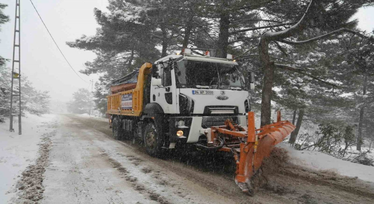 Kartal Belediyesi ekipleri karla mücadele çalışmalarını aralıksız sürdürüyor