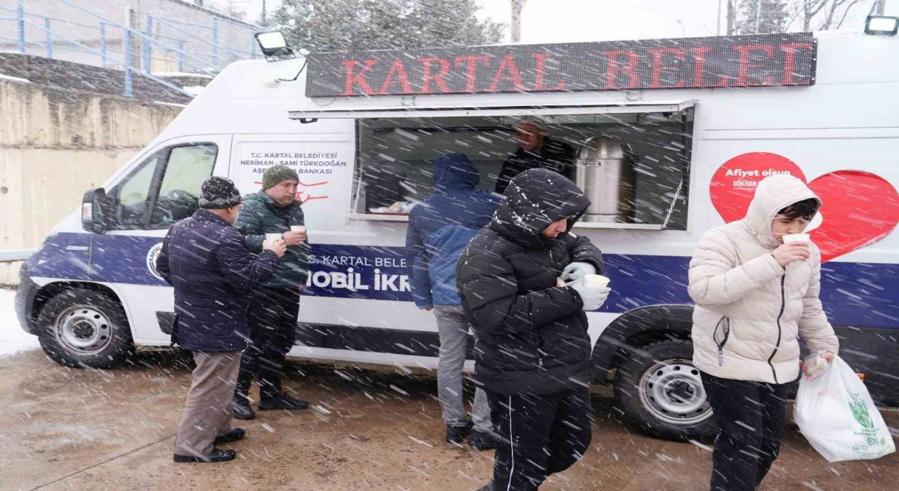 Kartal Belediyesinden vatandaşlara sıcak çorba ikramı