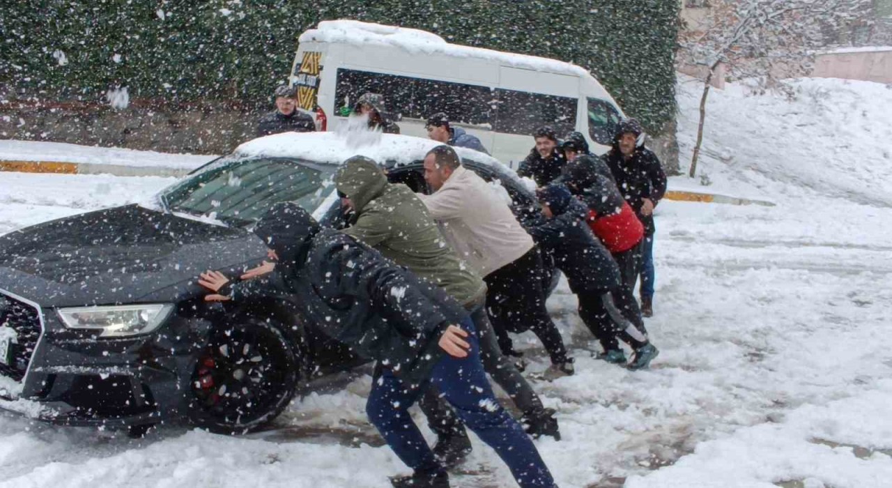 Kartalda karda mahsur kalan araç sürücüsünün imdadına vatandaşlar yetişti