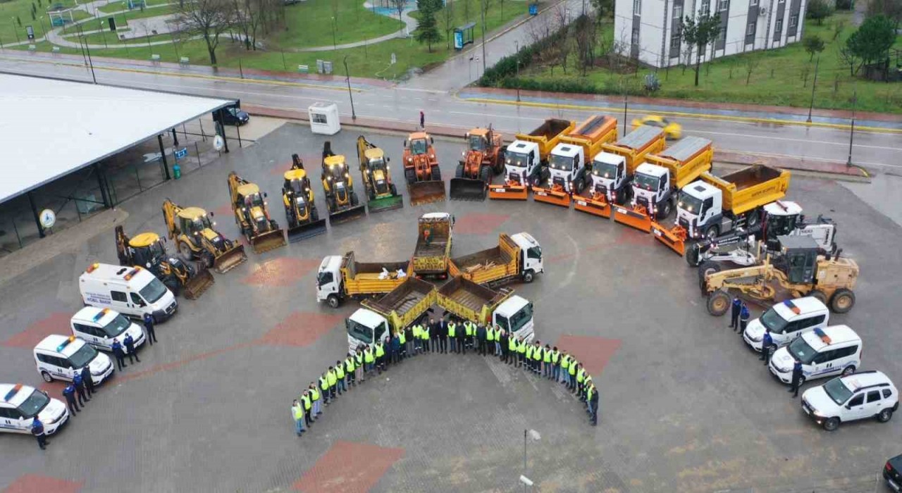 Kartepede ekipler yoğun kar yağışına karşı teyakkuzda