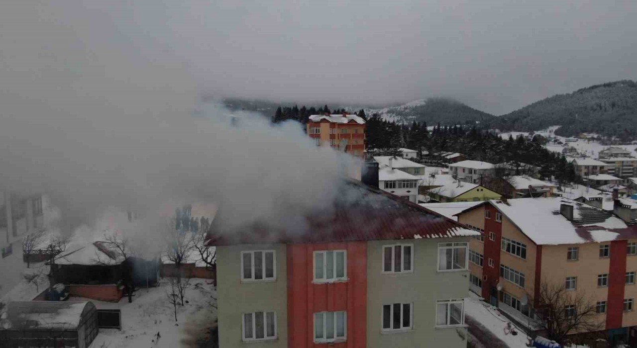 Kastamonuda 4 katlı apartmanın çatısı yandı