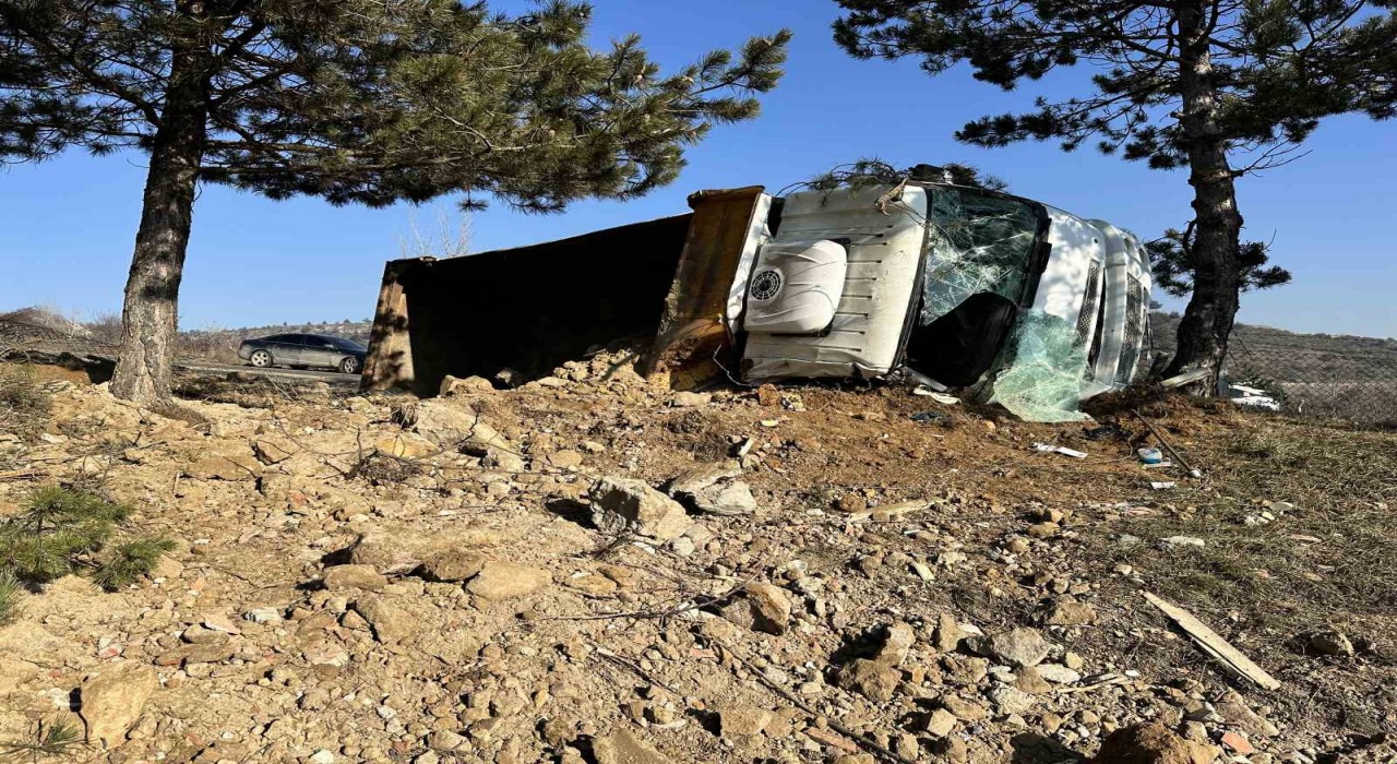 Kastamonuda buzlu yolda devrilen hafriyat kamyonunun sürücüsü yaralandı