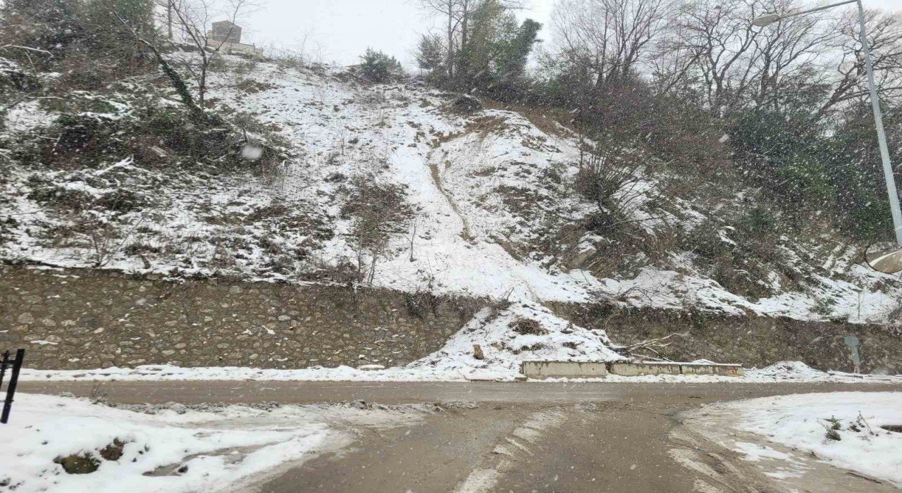 Kastamonuda dağdan kopan taşlar yola düştü: 3 bina tahliye edildi