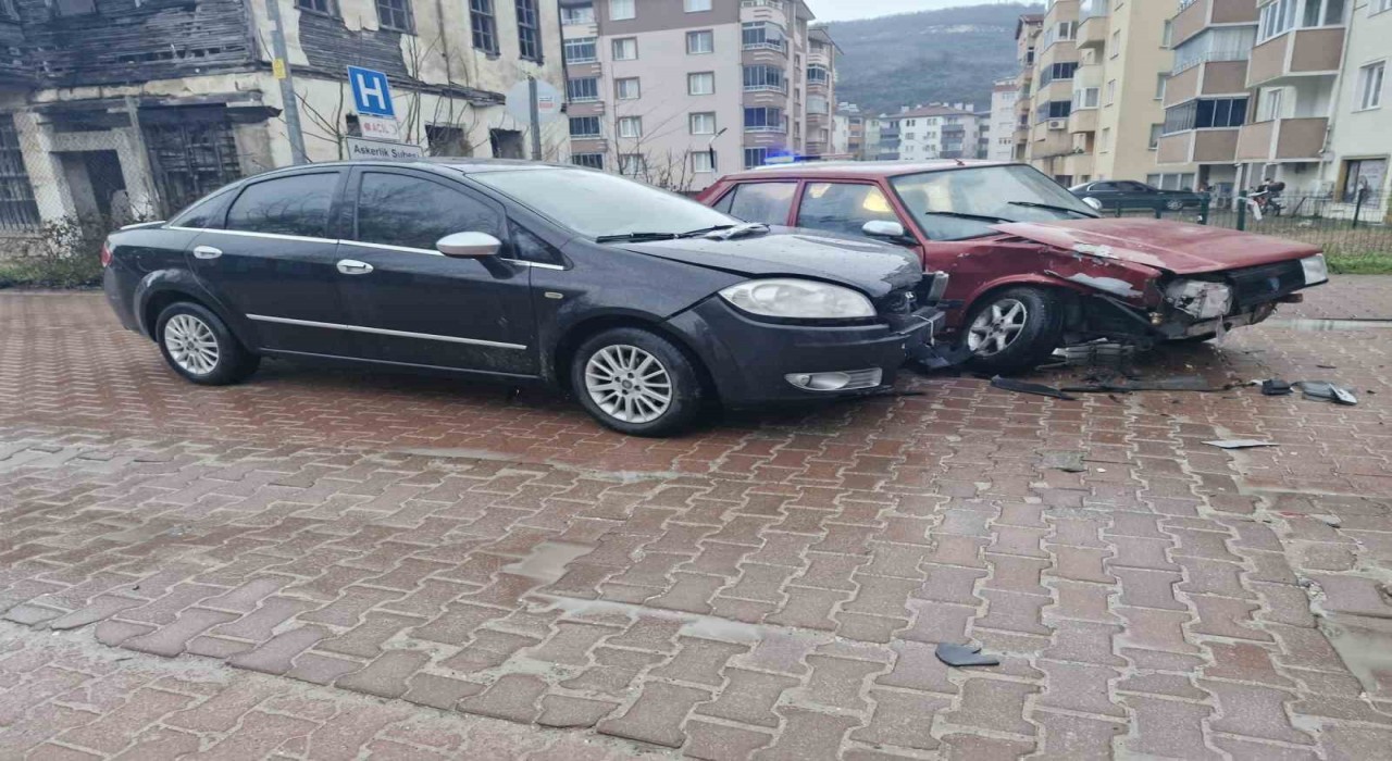 Kastamonuda iki otomobil çarpıştı, sürücüler burnu bile kanamadan kurtuldu