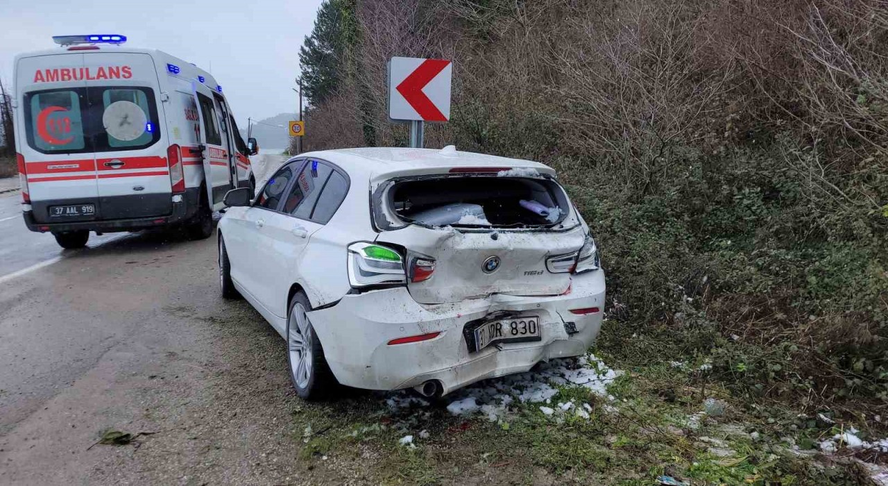 Kastamonuda kamyonet otomobile çarptı: 3 yaralı