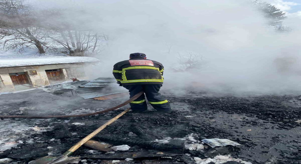 Kastamonuda korkutan çatı yangını