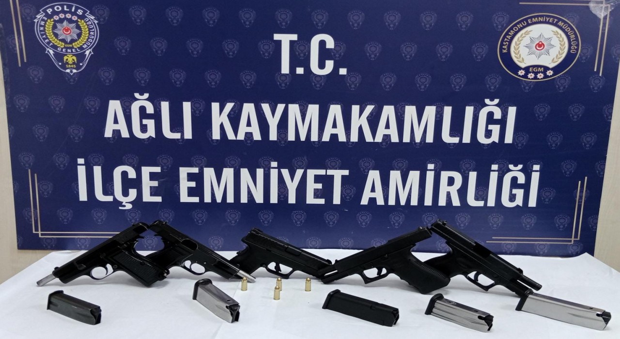 Kastamonuda ruhsatsız tabancayla yakalanan 2 şahıs gözaltına alındı