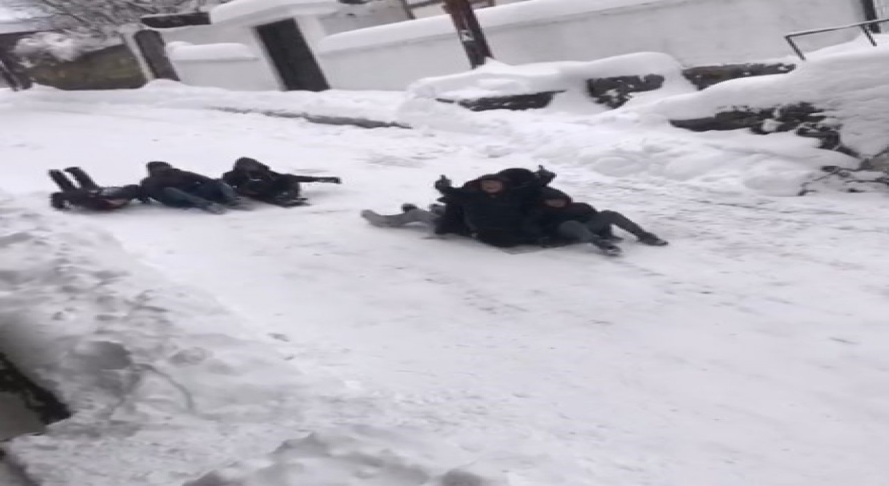 Çocuklar Karın Tadını Kızaklarla Çıkardı