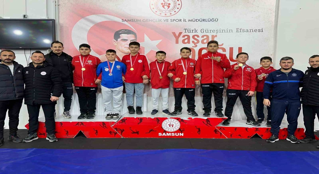 Kavaklı minik güreşçiler grekoromende ‘yıldız oldu