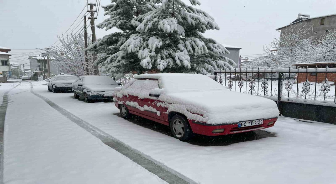 Kavakta kar kalınlığı 30 santimetreye ulaştı