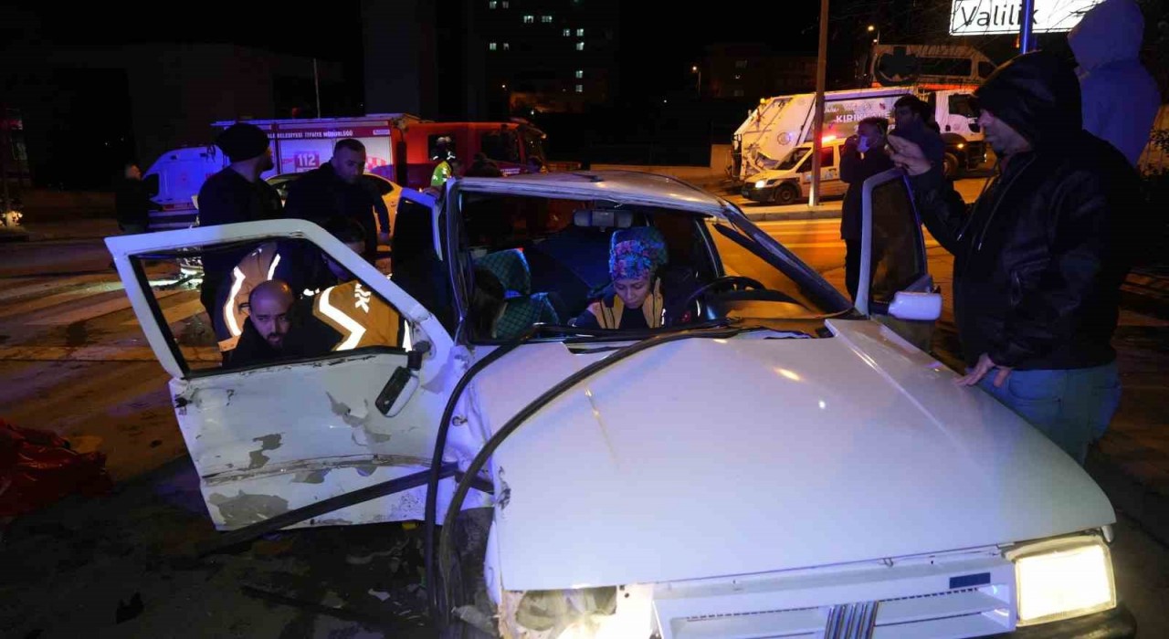Kavşakta çarpışan 2 otomobil hurdaya döndü: 3 yaralı