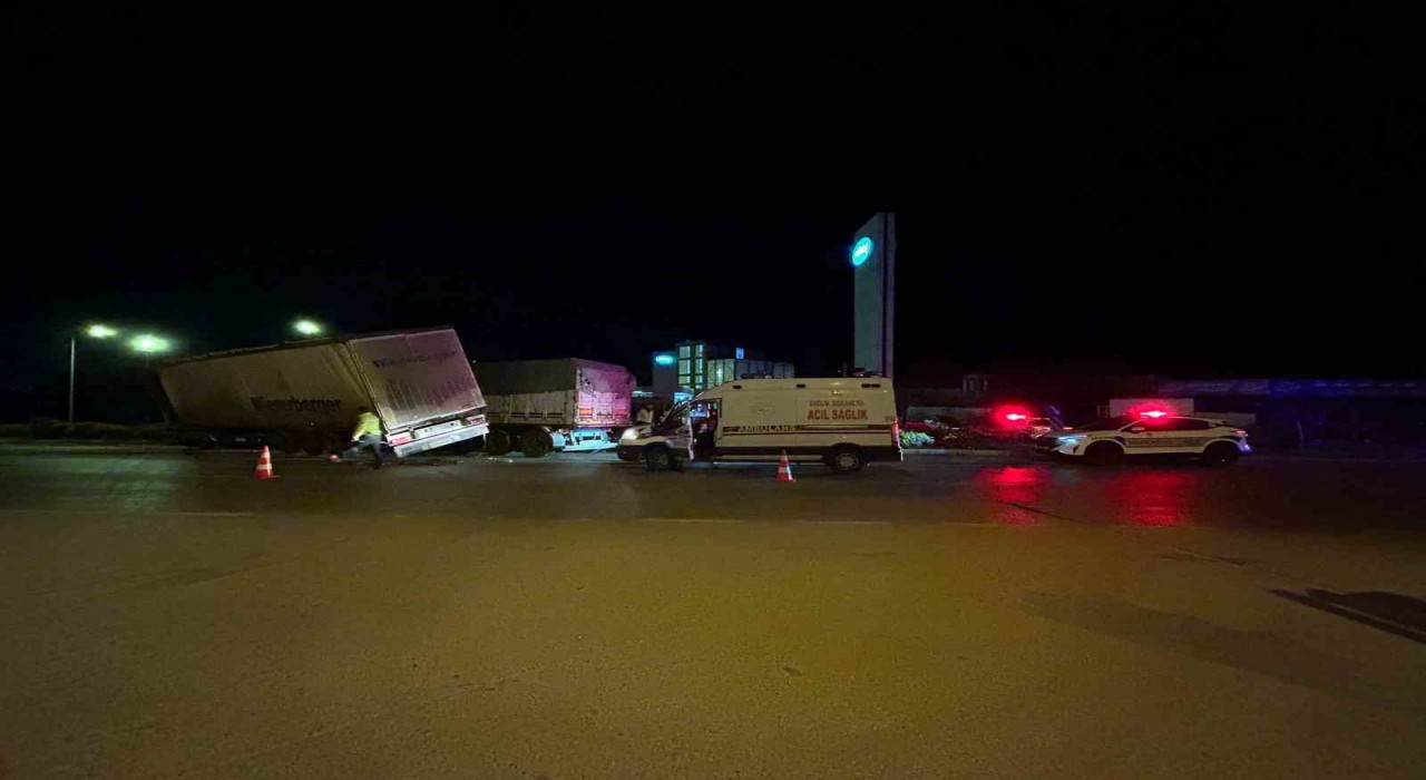 Kavşakta çarpışan tırların sürücüleri yaralandı