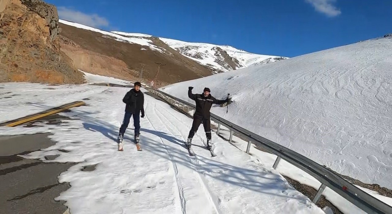 Kayak severler Eğribelde buluştu; Eski yol kayak pisti oldu