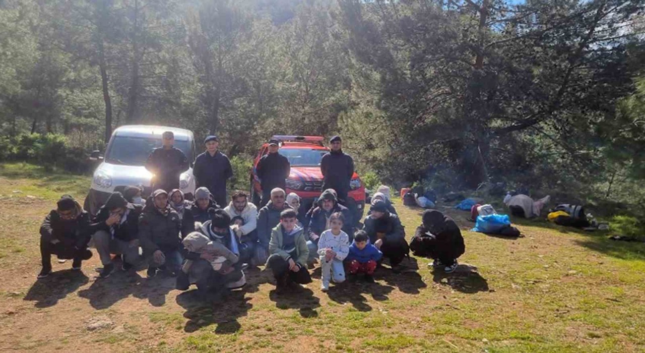 Kayaköyde 8i çocuk 24 düzensiz göçmen yakalandı