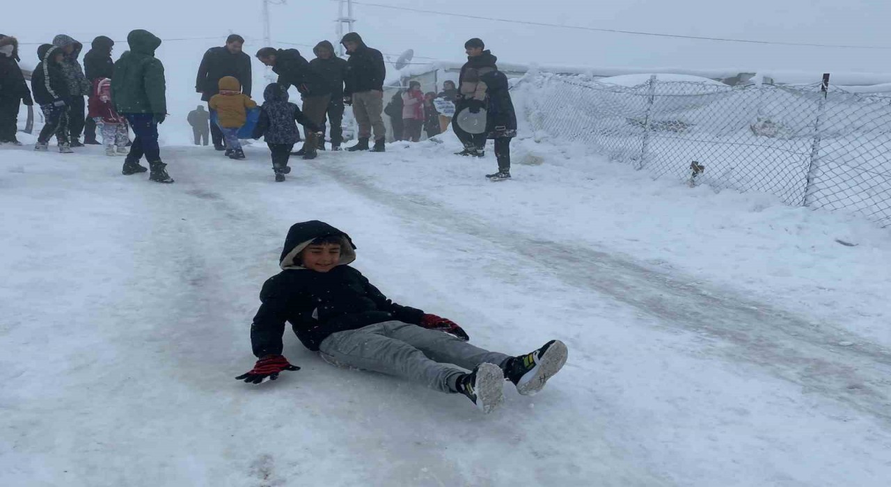 Kaymakam Çağlar Partal, çocukların kar sevincine ortak oldu