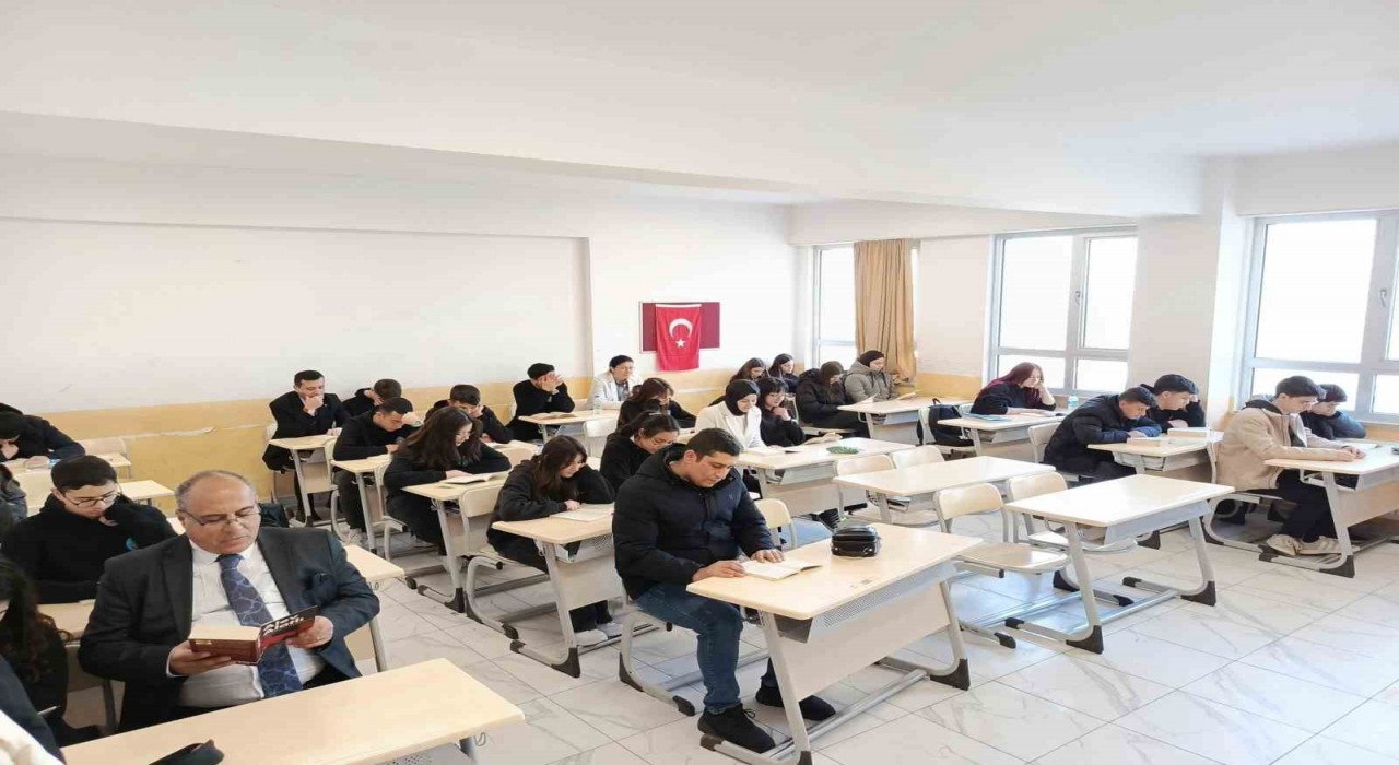 Kaymakam Kılıç, öğrencilerle birlikte kitap okudu
