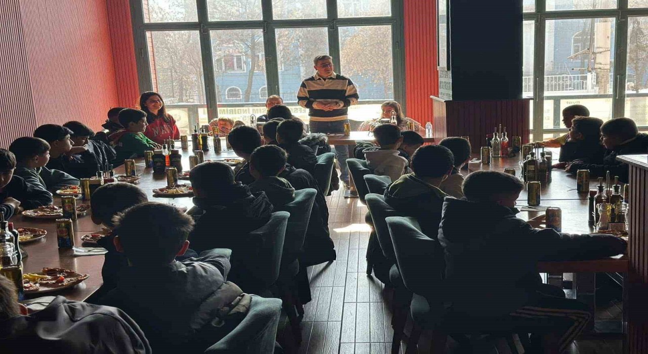 Kaymakamdan öğrencilere sürpriz pizza ve maç etkinliği
