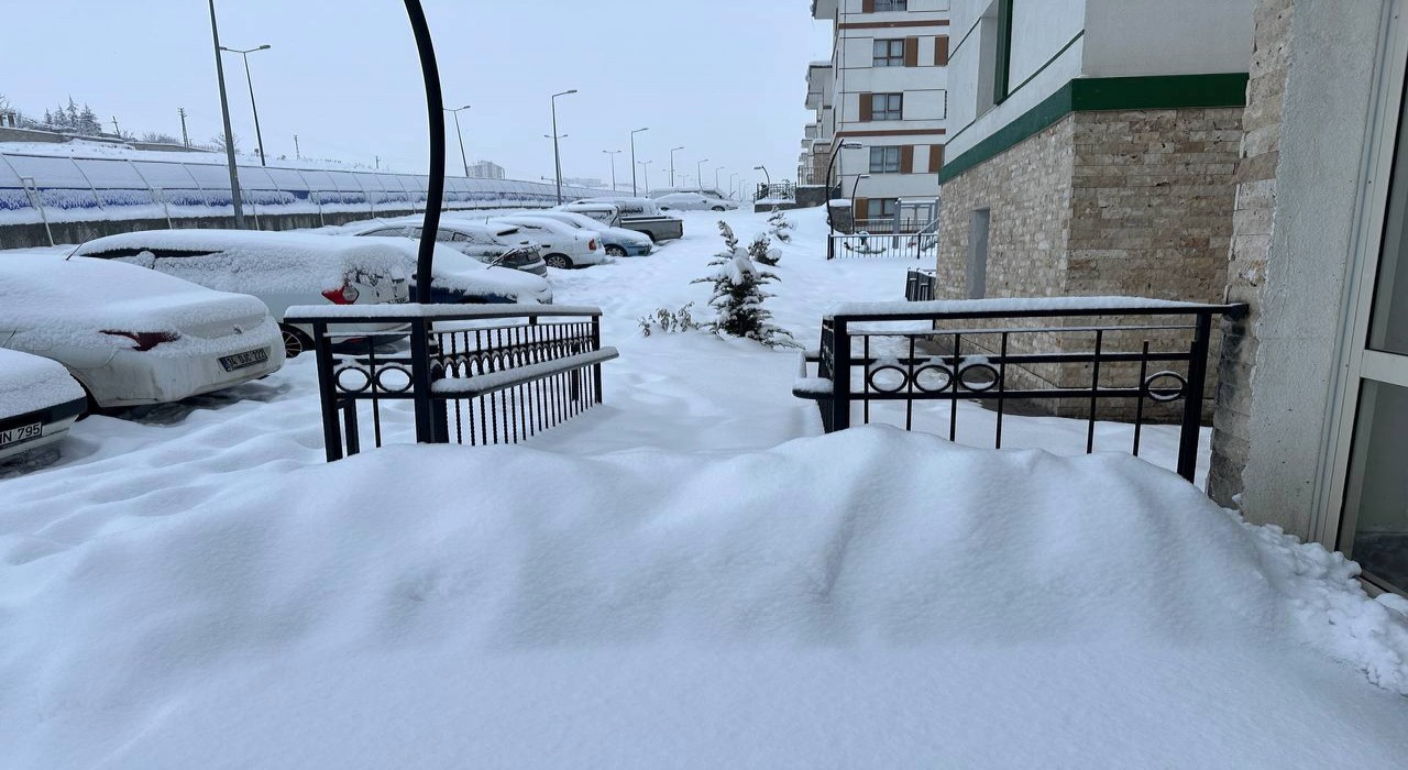 Kayseride kar yağışı sürüyor