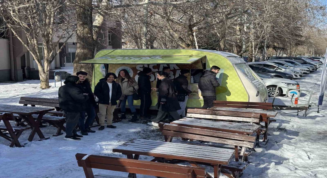 Kayseride öğrencilere sıcak çorba ikramı