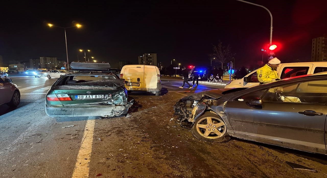 Kayseride zincirleme kaza: 1 yaralı