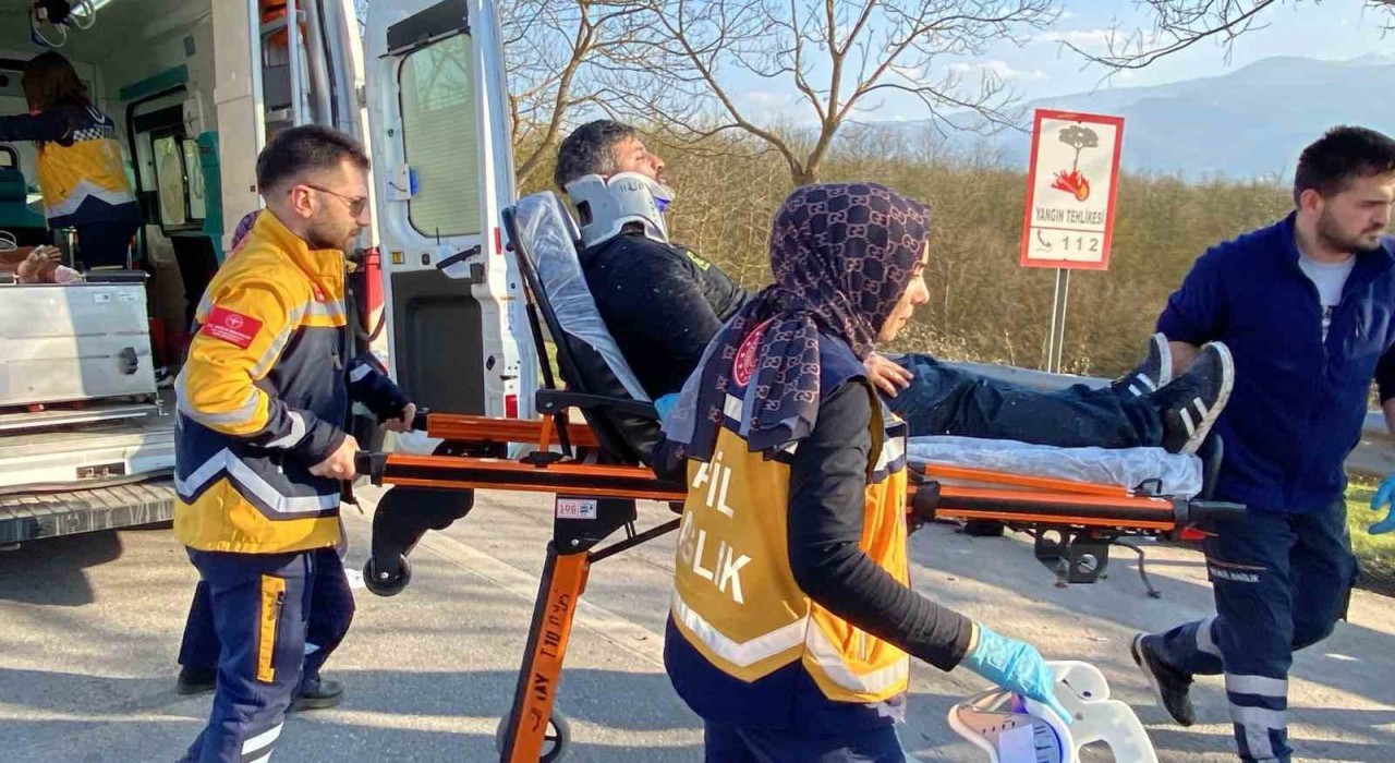 Kaza yapan aracın parçaları ağaçta asılı kaldı: 1i bebek 4 yaralı