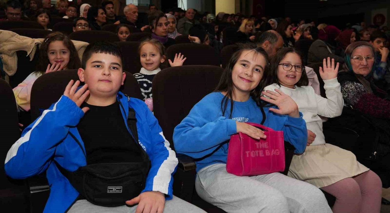 Keçiörende Komşu Köyün Delisi tiyatro oyunu sahnelendi